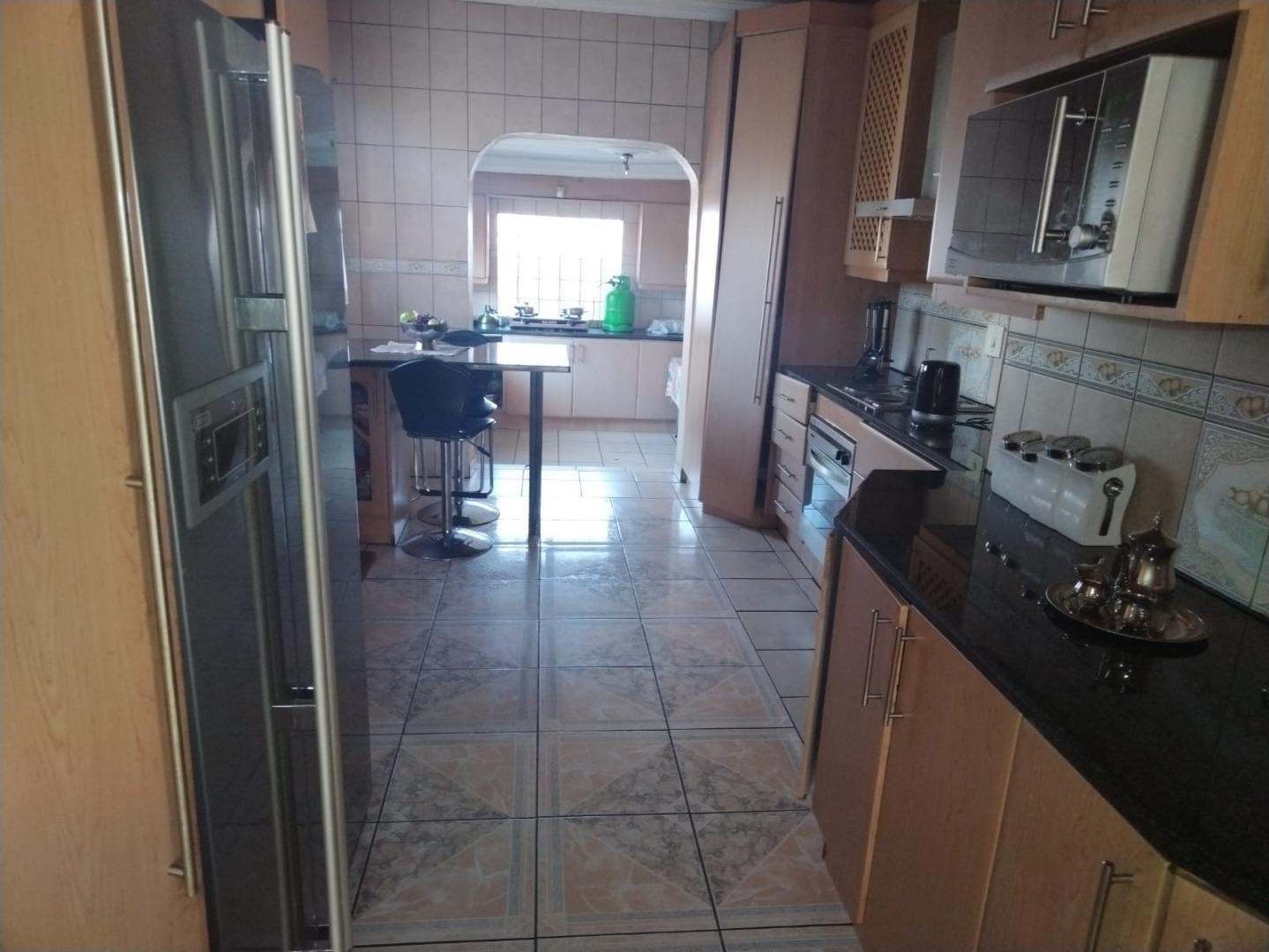 700893_WhatsApp